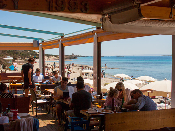 3 Beach Clubs con esencia de chiringuito de playa para relajarse en Ibiza