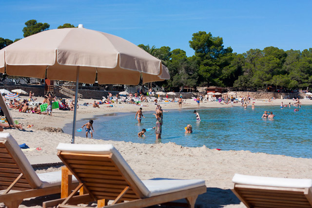 4 playas de Ibiza para disfrutar en familia