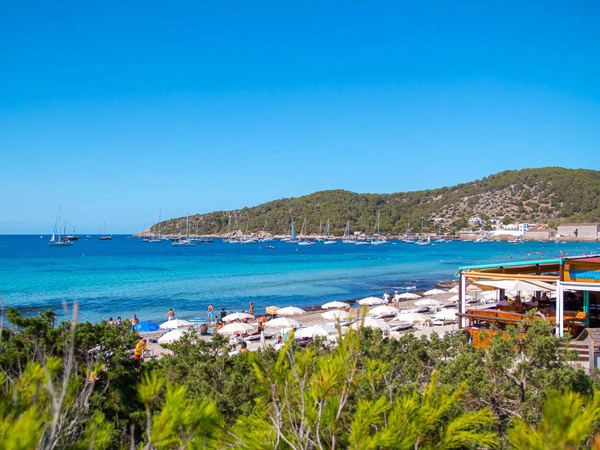 5 Beach Clubs y restaurantes frente al mar en Ibiza