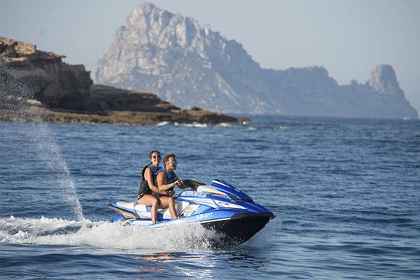 Aprender a navegar con moto de agua en Ibiza